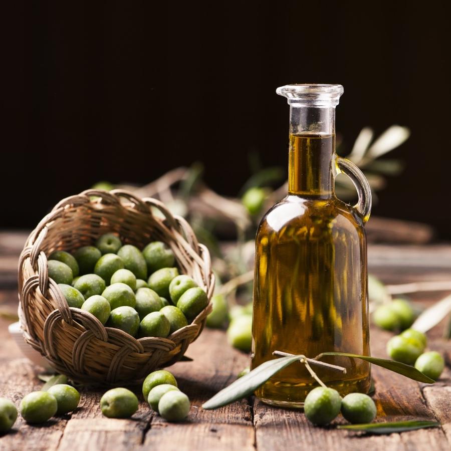 Bottiglia di olio extravergine con olive